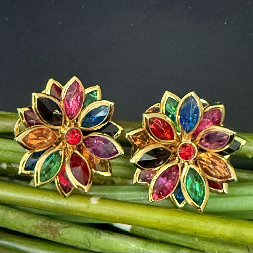 Vintage 80s Unsigned Colorful Rhinestones Flower Clip On Earrings 10g.